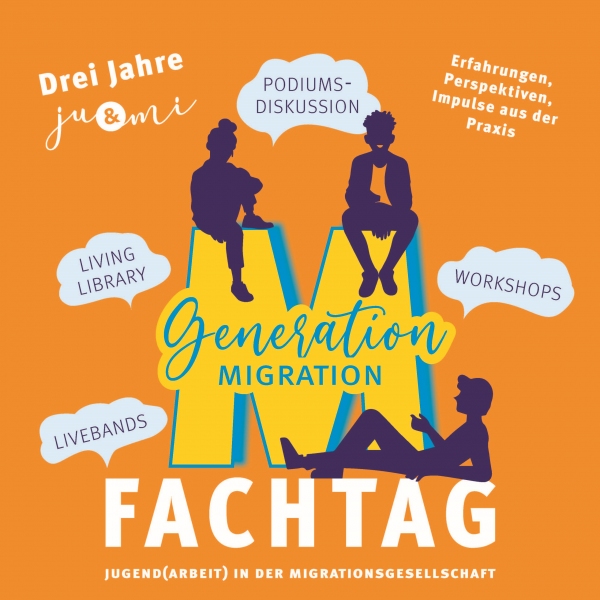 Plakat Fachtag. In der Mitte ein großes M über dem steht: Generation Migration. Oben auf dem M sitzen Menschen, rechts daneben liegt ein Person. Um das M steht: Drei Jahre ju&mi, Podiumsdiskussion, Erfahrungen, Perspektiven, Imuplse aus der Praxis, Workshops, Living Library, Livebands